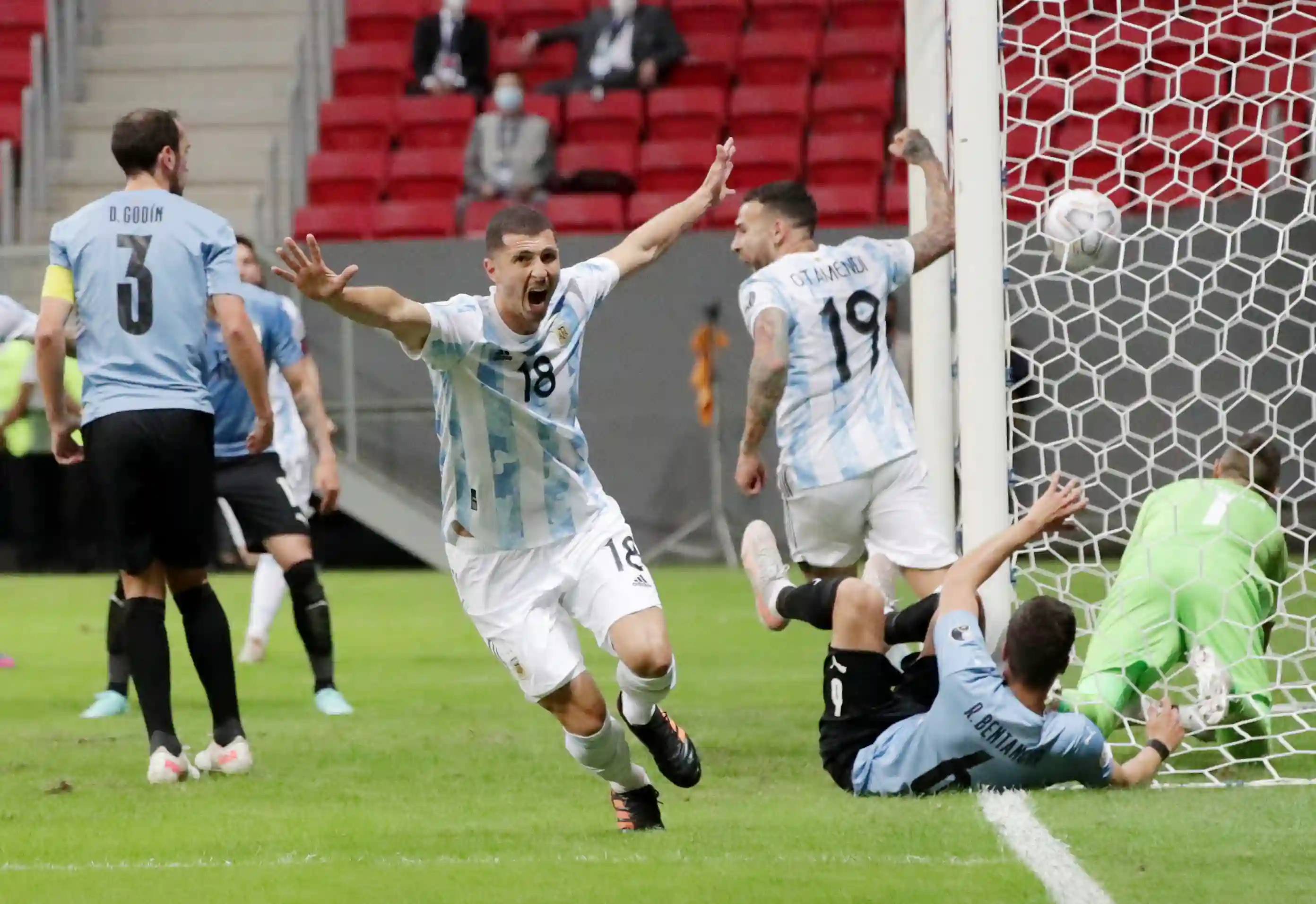 Результаты футбола аргентина. Аргентина Уругвай 2021. Гвидо Родригес Аргентина. Сборная Аргентины 2021. Месси сборная Аргентины.
