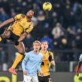 Denzel Dumfries in the air for a high ball during Inter's 0:6 win away to Lazio
