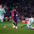 Lamine Yamal dribbles past Betis defenders