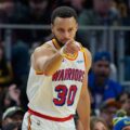 Stephen Curry scores 30 points on an 8/8 3-point shooting