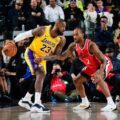 LeBron James guarded by Kahwi Leonard
