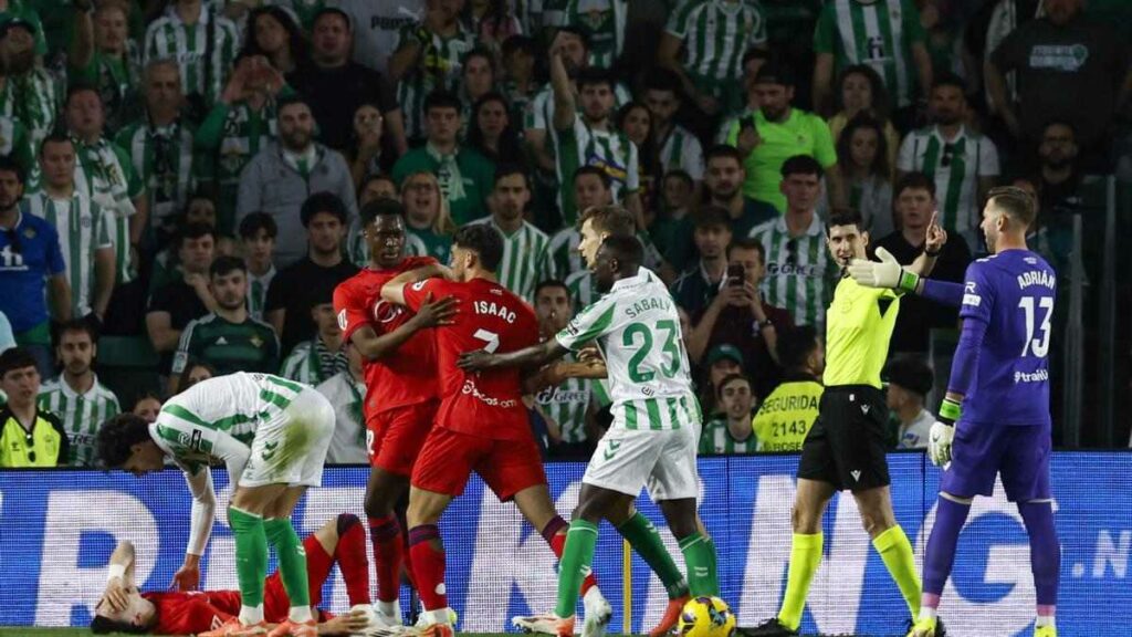 Heated moment during the Seville derby between Betis and Sevilla