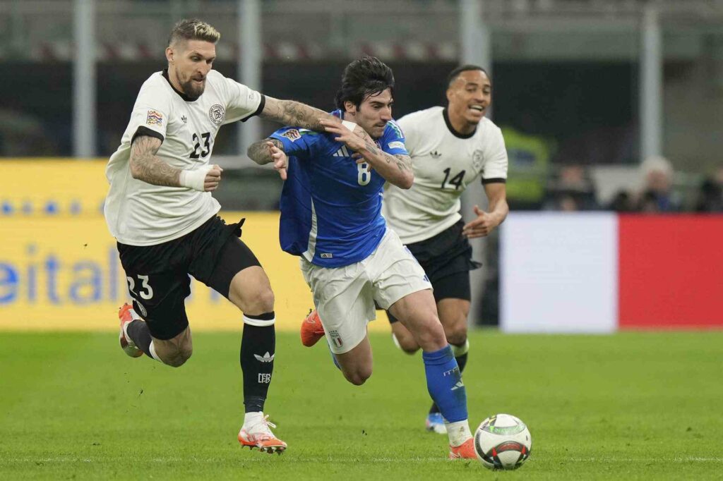 Sandro Tonali battling with Robert Andrich