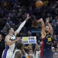 Steph Curry scoring his 4,000 career three-pointer