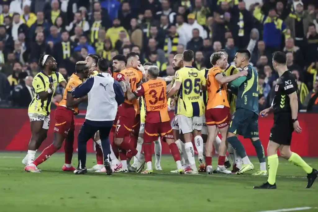 Tense moment in the Turkish derby between Galatasaray and Fenerbahce