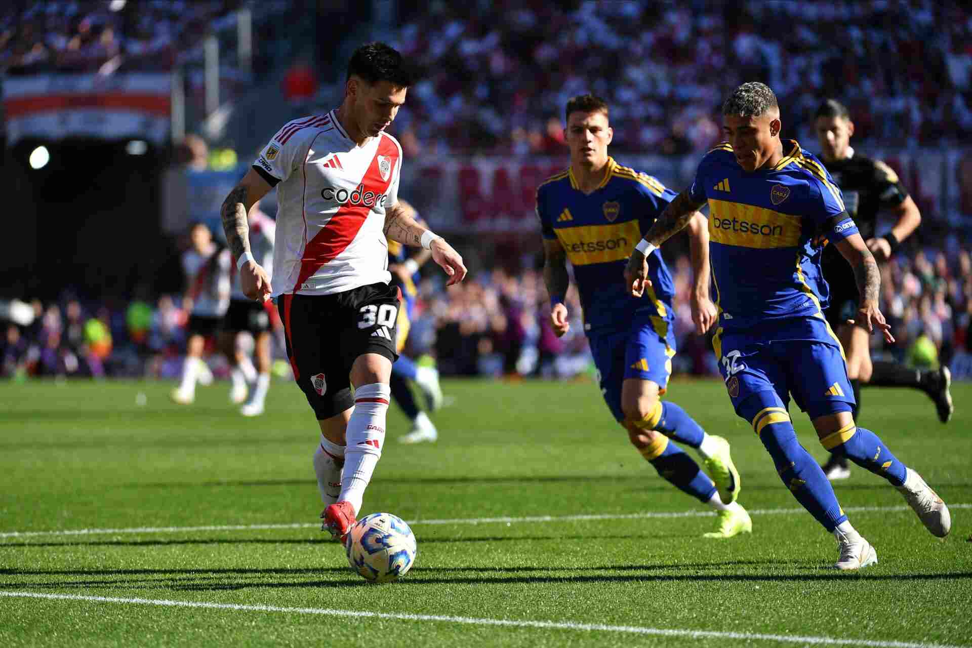 River Plate's 17 year old sensation Franko Mastantuono dribbles the ball before 2 Boca Juniors players