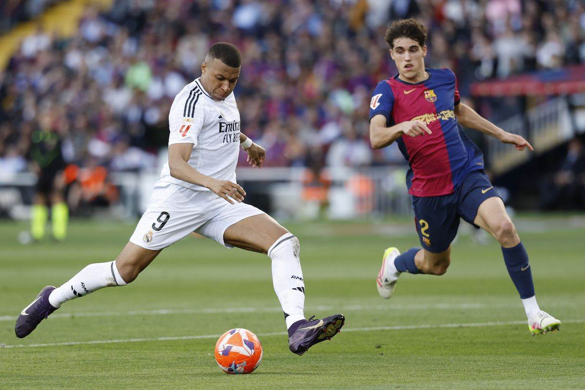 Kylian Mbappe will shoot towards Barcelona's goal