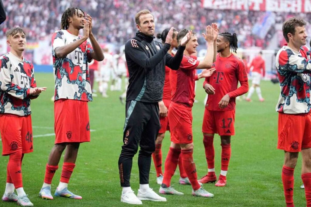 The players of Bayern Munich applaud their supporters