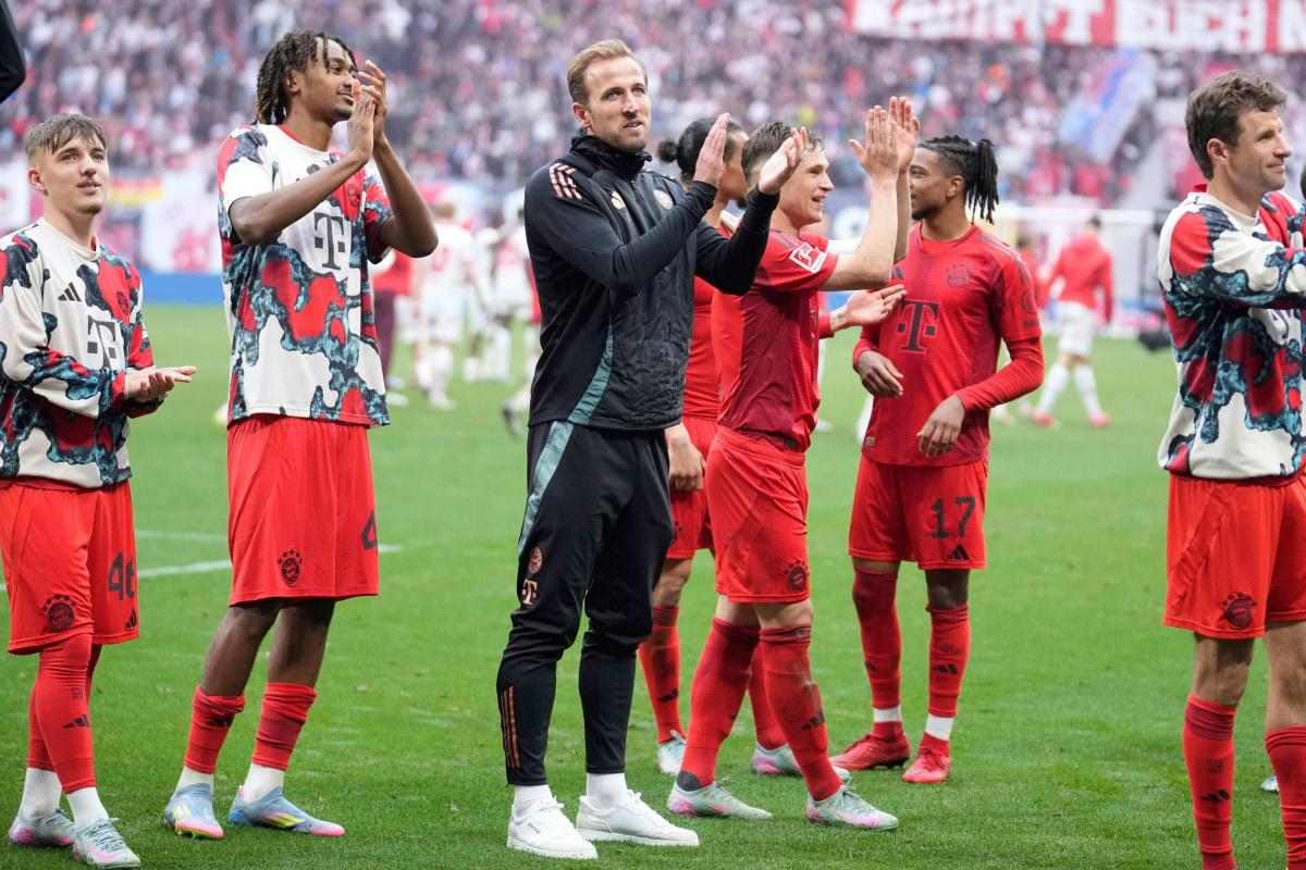 The players of Bayern Munich applaud their supporters