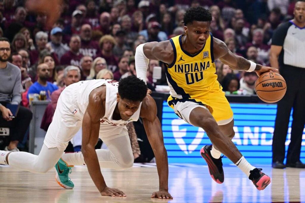 Bennedict Mathurin dribbles past a Cleveland Cavaliers player
