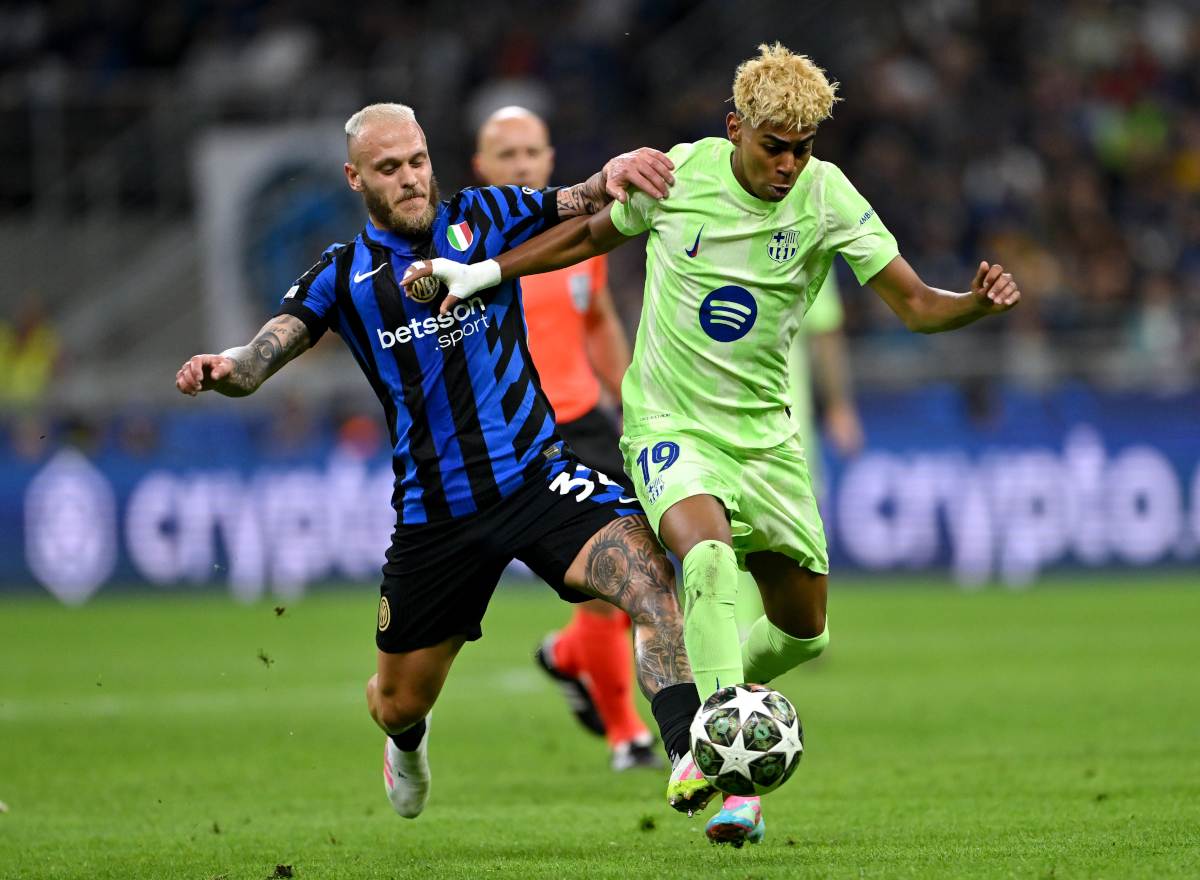 Federico Dimarco and Lamine Yamal in a battle for the ball