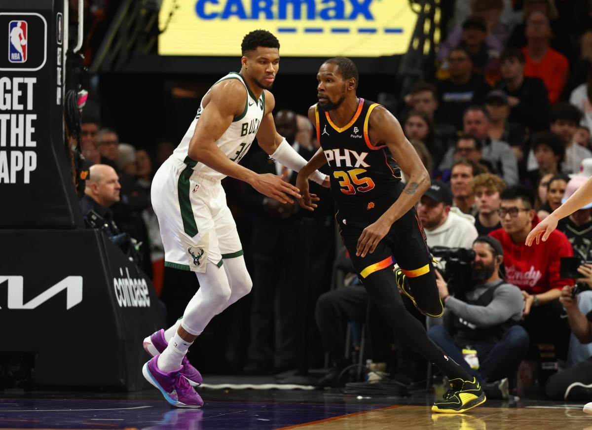 NBA superstars Giannis Antetokounmpo and Kevin Durant guarding each other