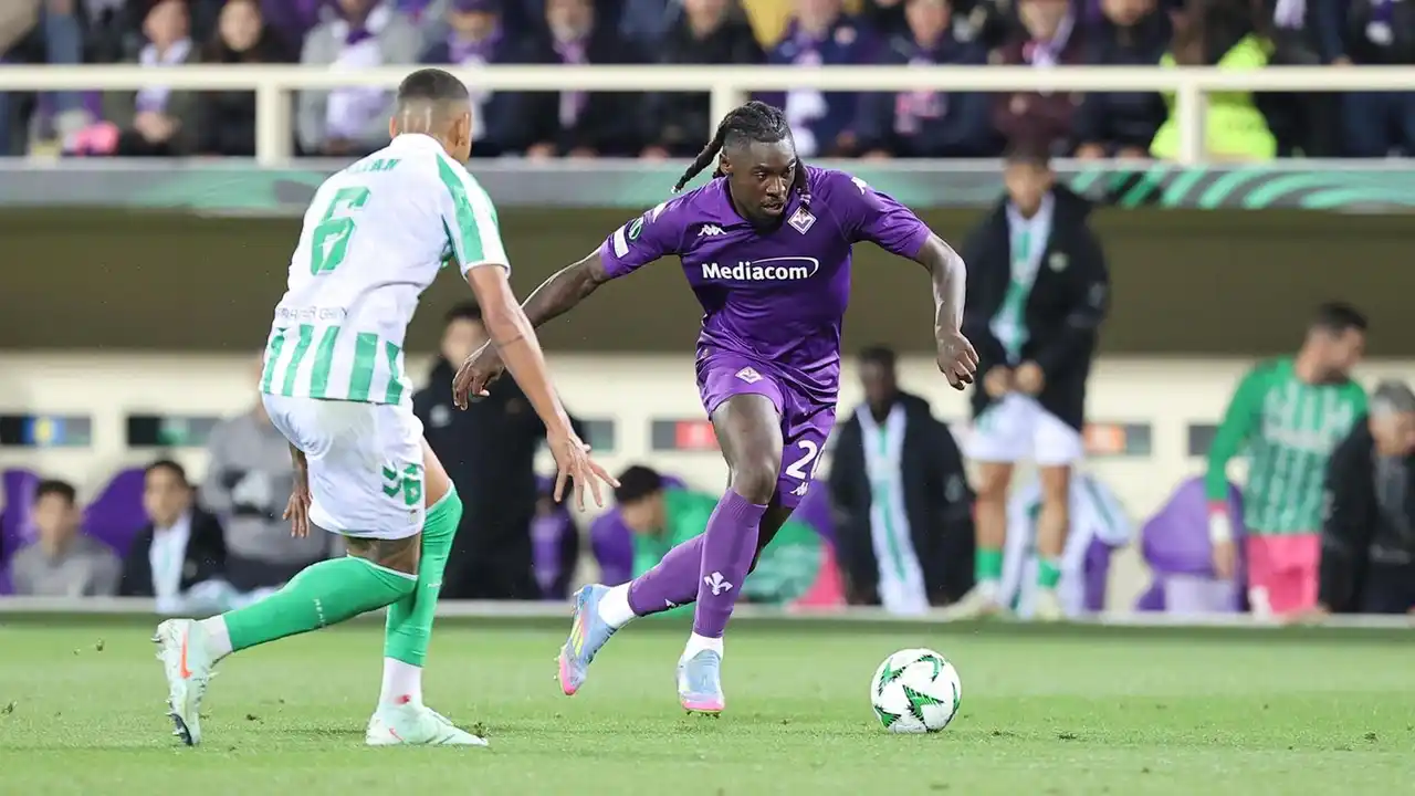 Moise Kean advancing towards Betis' goal