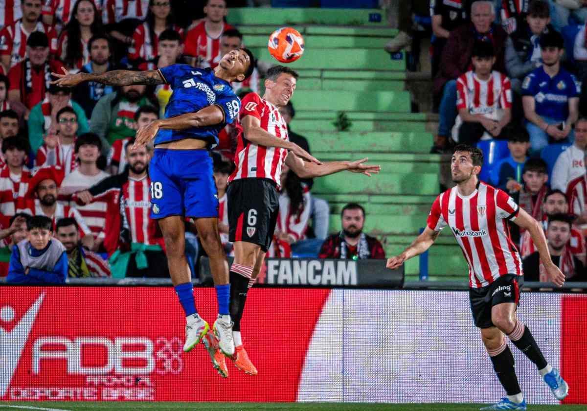 Getafe and Athletic players contest for a high ball