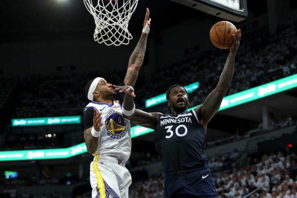 Gary Payton II trying to stop Julius Randle from scoring