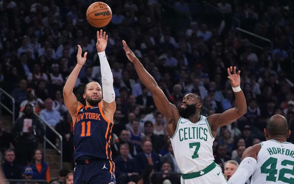 Jaylen Brown trying to block Jalen Brunson's shot