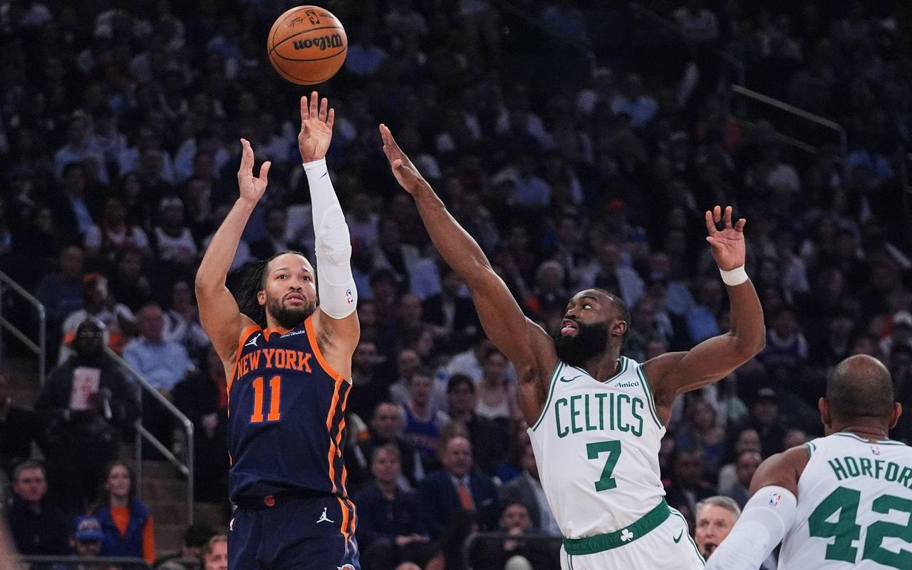 Jaylen Brown trying to block Jalen Brunson's shot