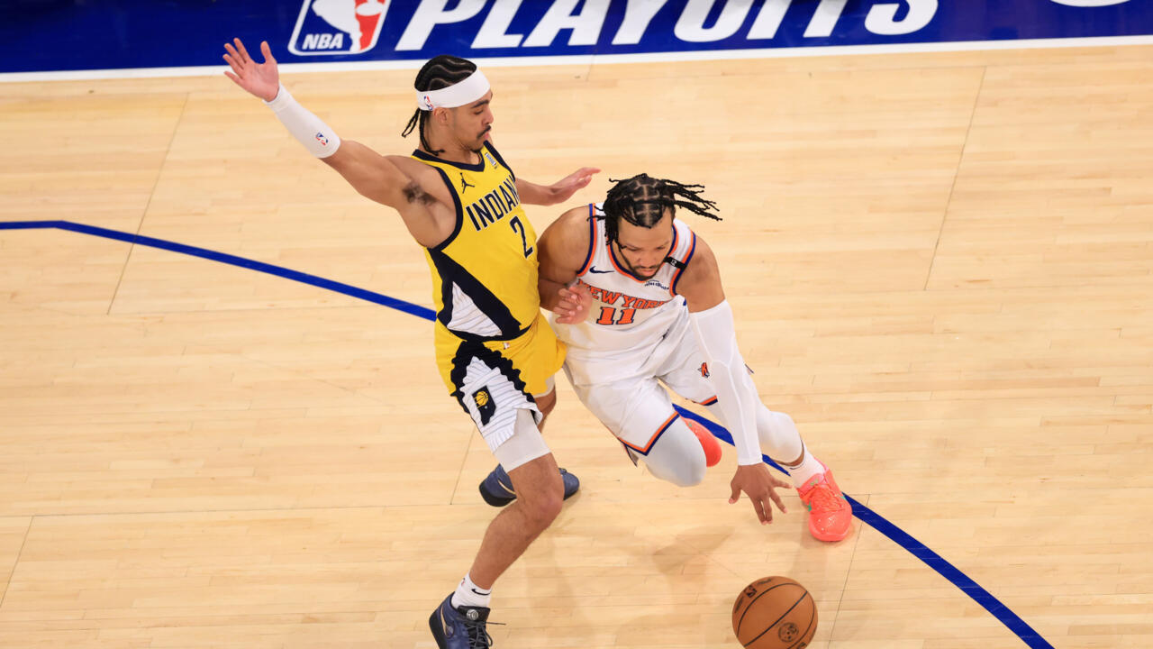 Jalen Brunson dribbles the ball, guarded by Andrew Nembhard