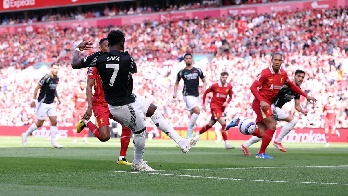 Bukayo Saka shoots towards Liverpool's goal
