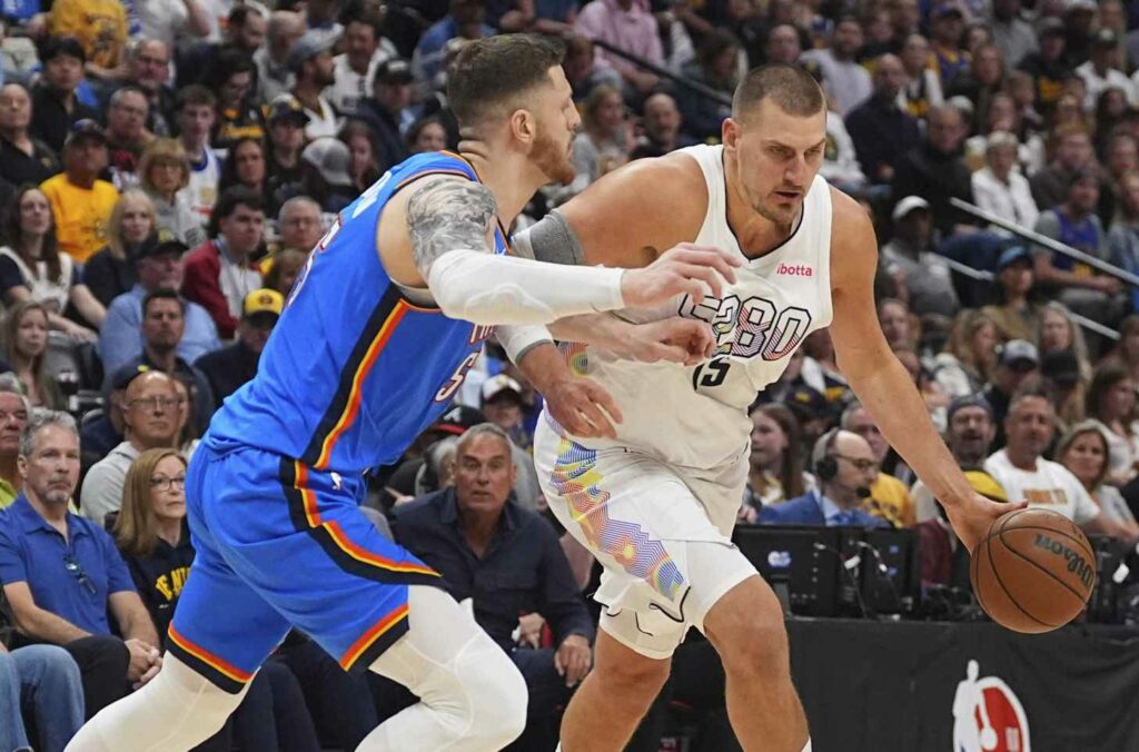 Isaiah Hartenstein trying to stop Nikola Jokic