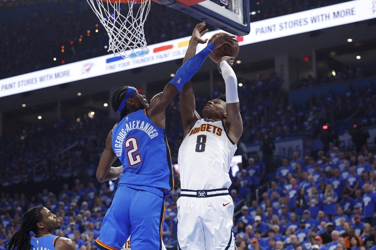 Shai Gilgeous-Alexander trying to stop Peyton Watson from scoring