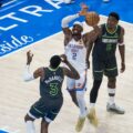 Shai Gilgeous-Alexander attacks Minnesota's basket