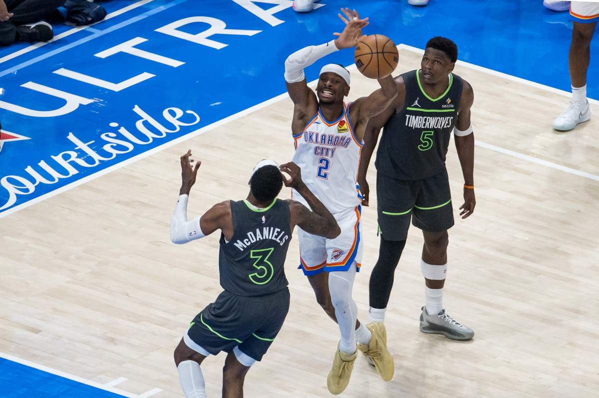 Shai Gilgeous-Alexander attacks Minnesota's basket