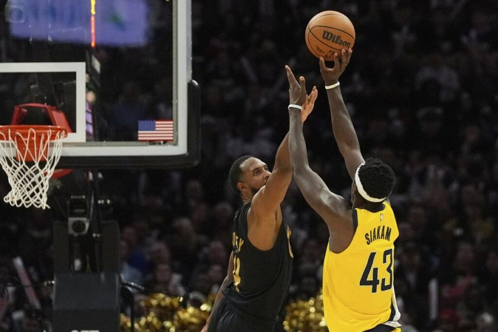 Pascal Siakam shoots over Evan Mobley