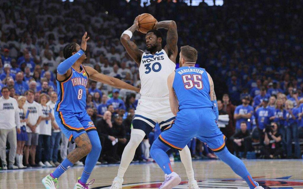 Julius Randle trying to escape the defense of Isaiah Hartenstein and Jalen Williams