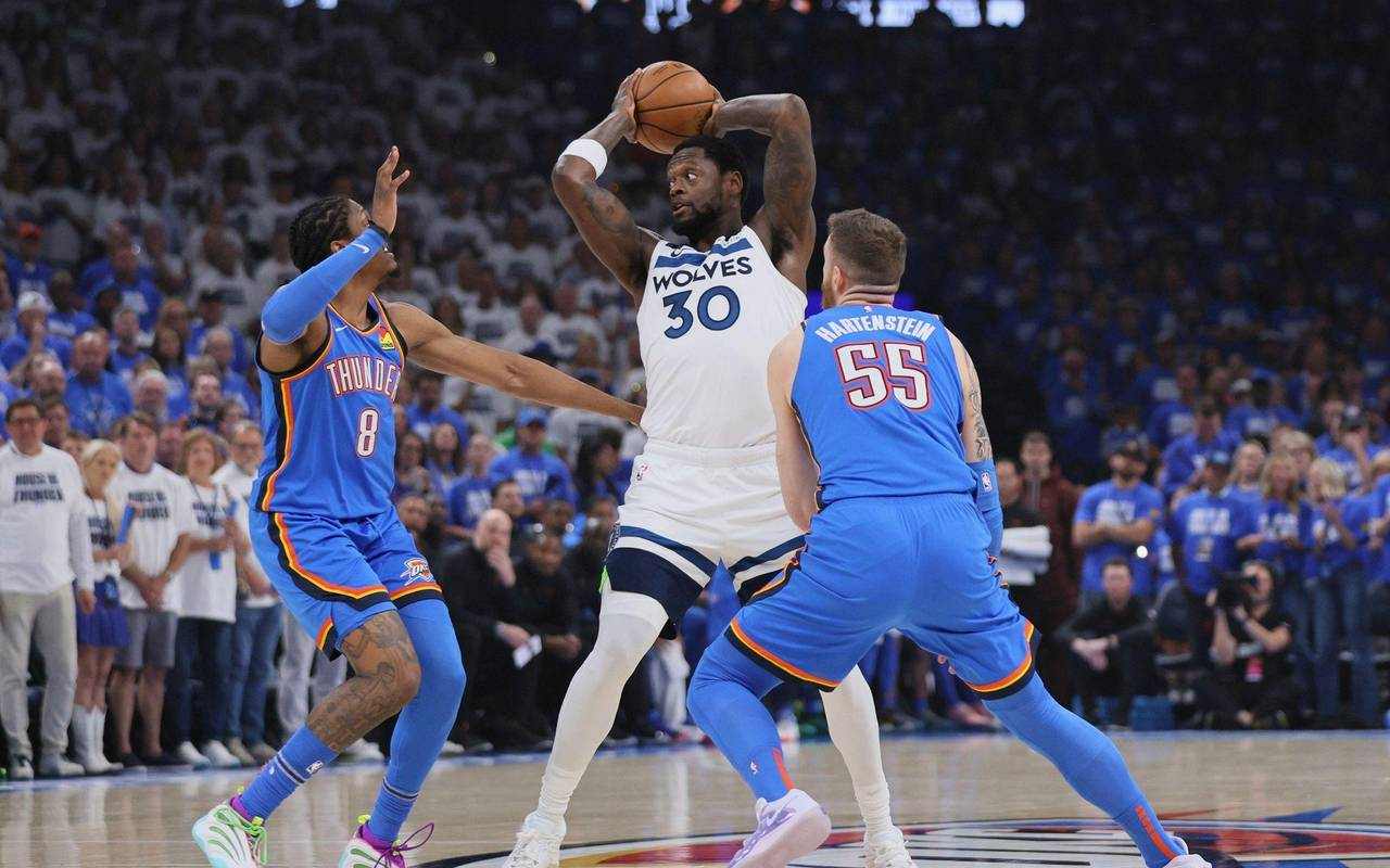Julius Randle trying to escape the defense of Isaiah Hartenstein and Jalen Williams