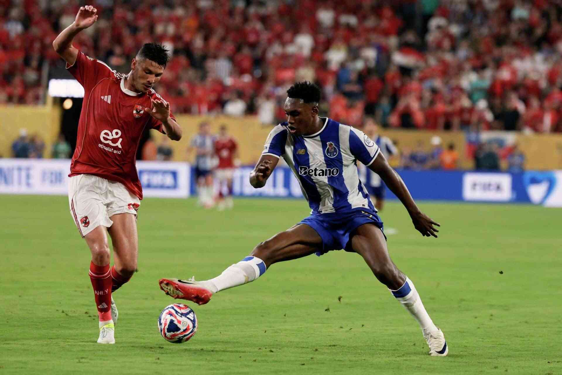 Samu Aghehowa trying to intercept a pass during Porto's match with Al Ahly