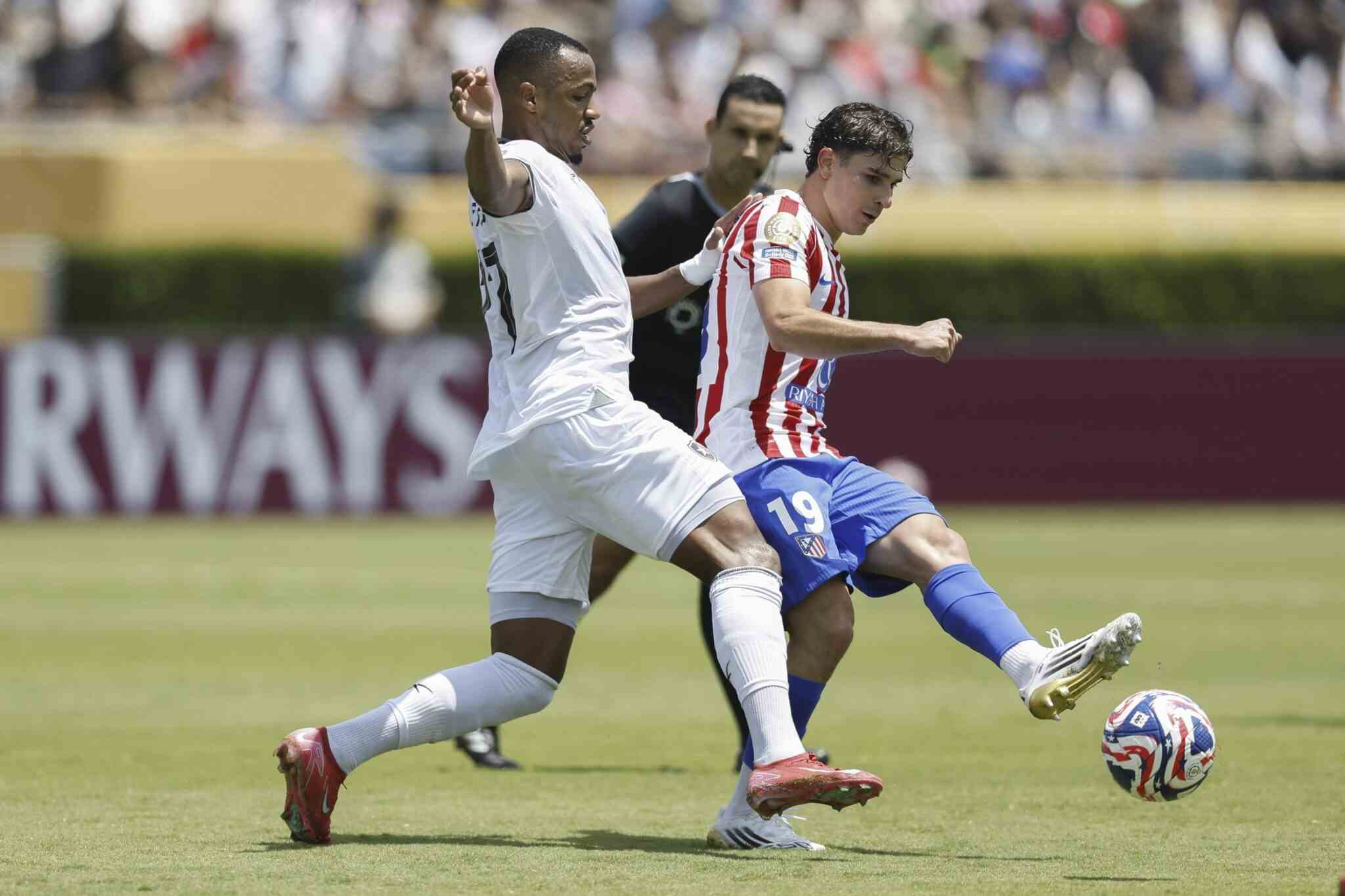 Botafogo player puts pressure on Atletico Madrid defender