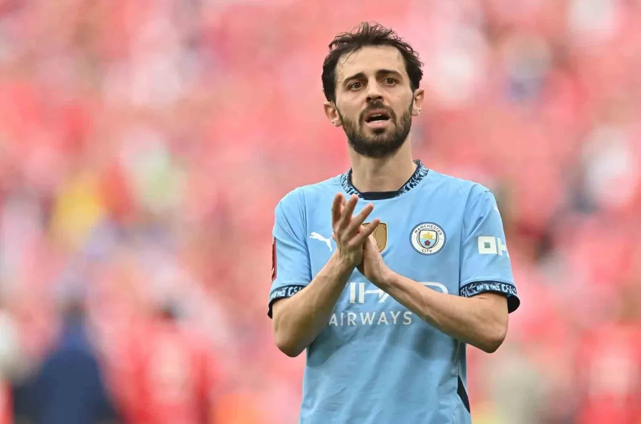 Manchester City midfielder Bernardo Silva clapping