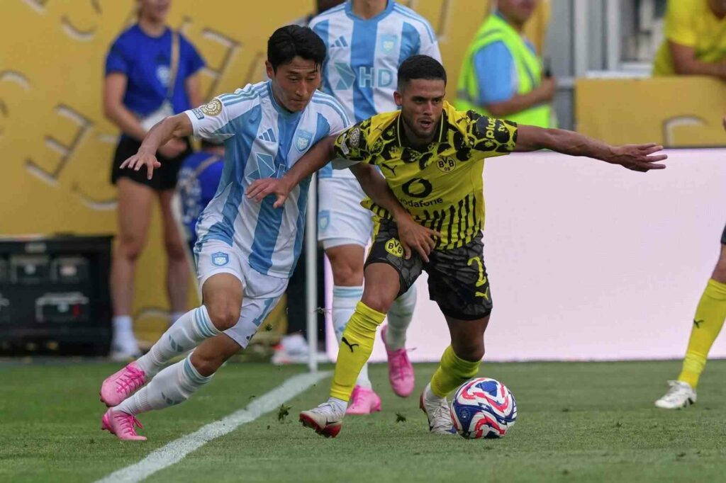 Ulsan player trying to take the ball from Yan Couto