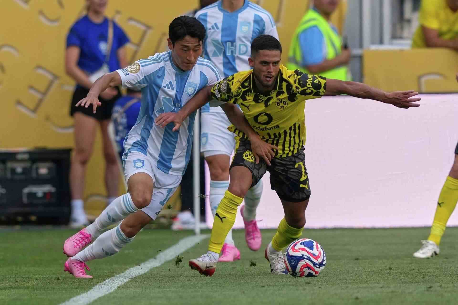 Ulsan player trying to take the ball from Yan Couto