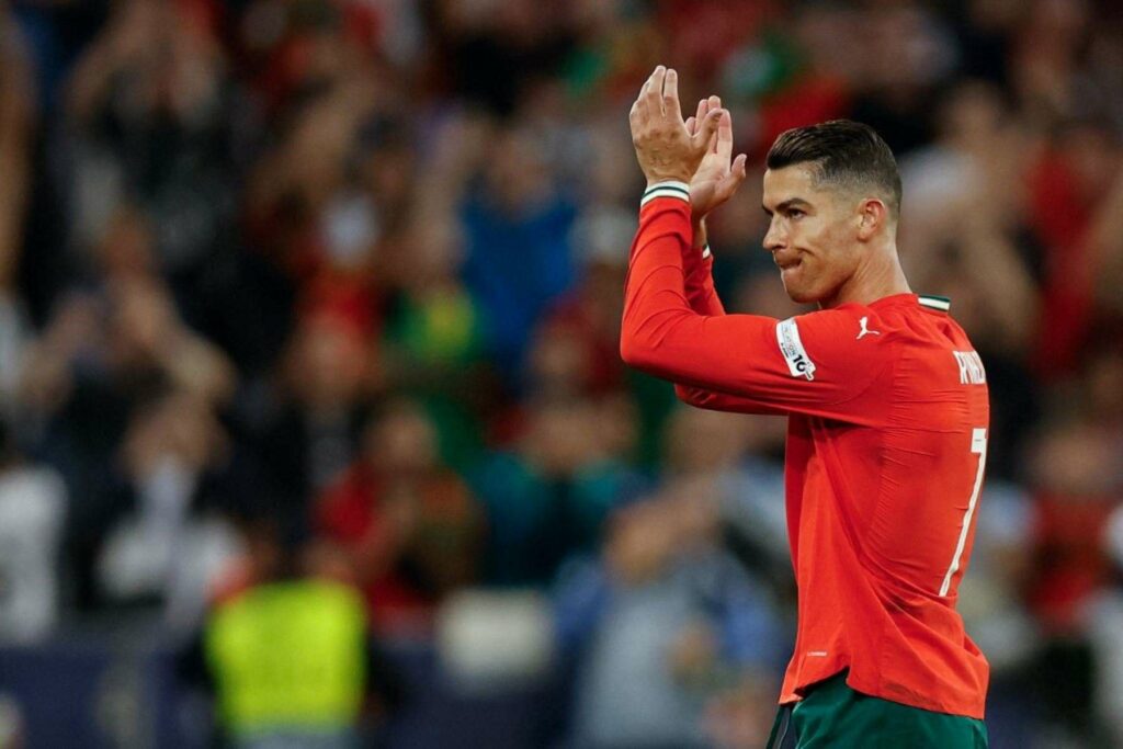 Cristiano Ronaldo applauds Portugal fans