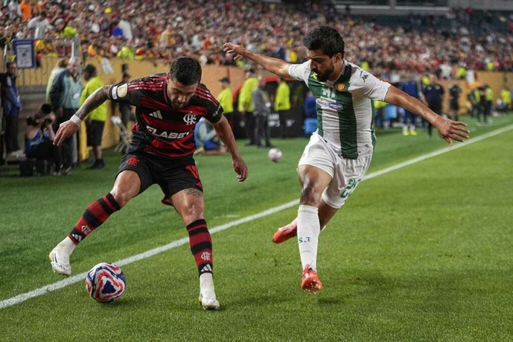Flamengo player trying to pass Esperance defender