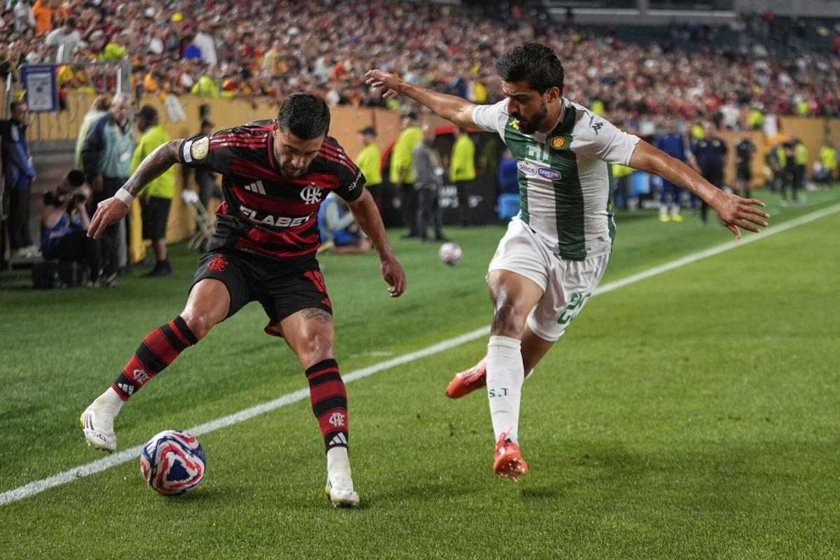 Flamengo player trying to pass Esperance defender