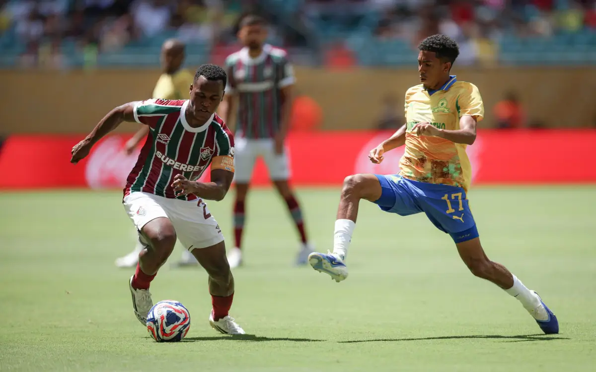 Mamelodi Sundowns player trying to stop Fluminense's captain