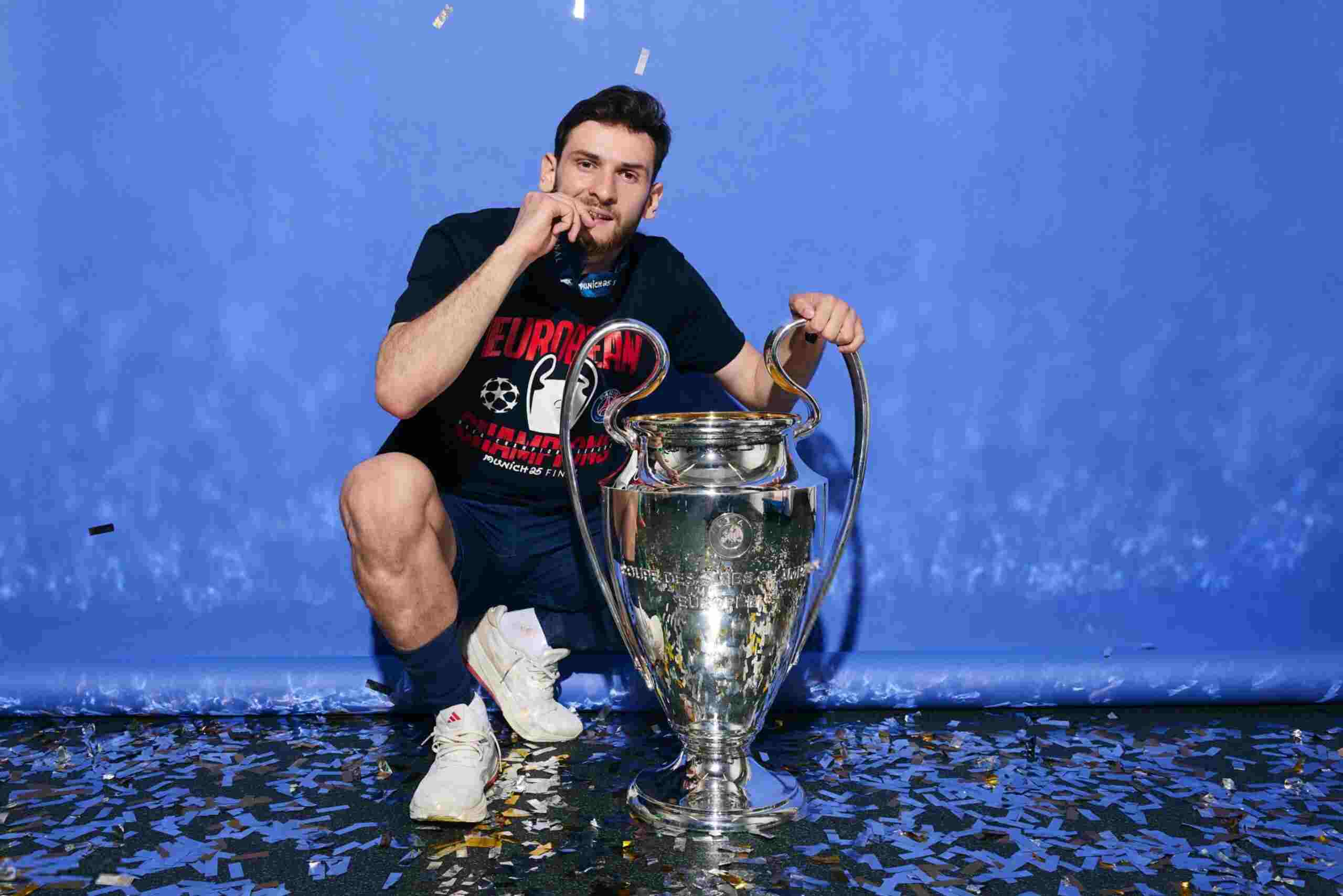 Khvicha Kvaratskhelia posing with the Champions League trophy