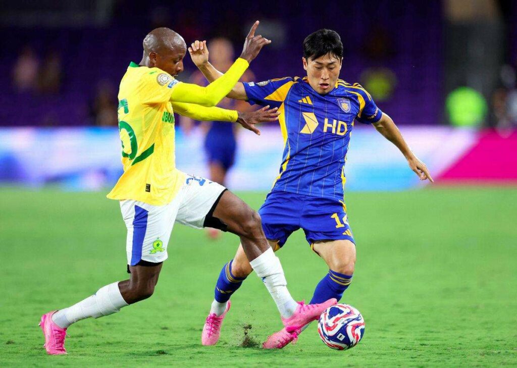 Mamelodi Sundowns and Ulsan HD players battling for the ball in a Club World Cup match