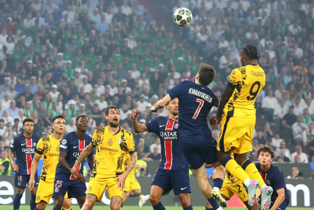 Players of PSG and Inter meeting a cross from corner in the Champions League final