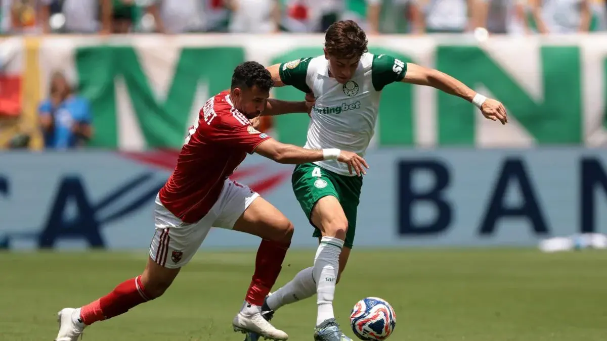 Palmeiras and Al Ahly players battle for the ball