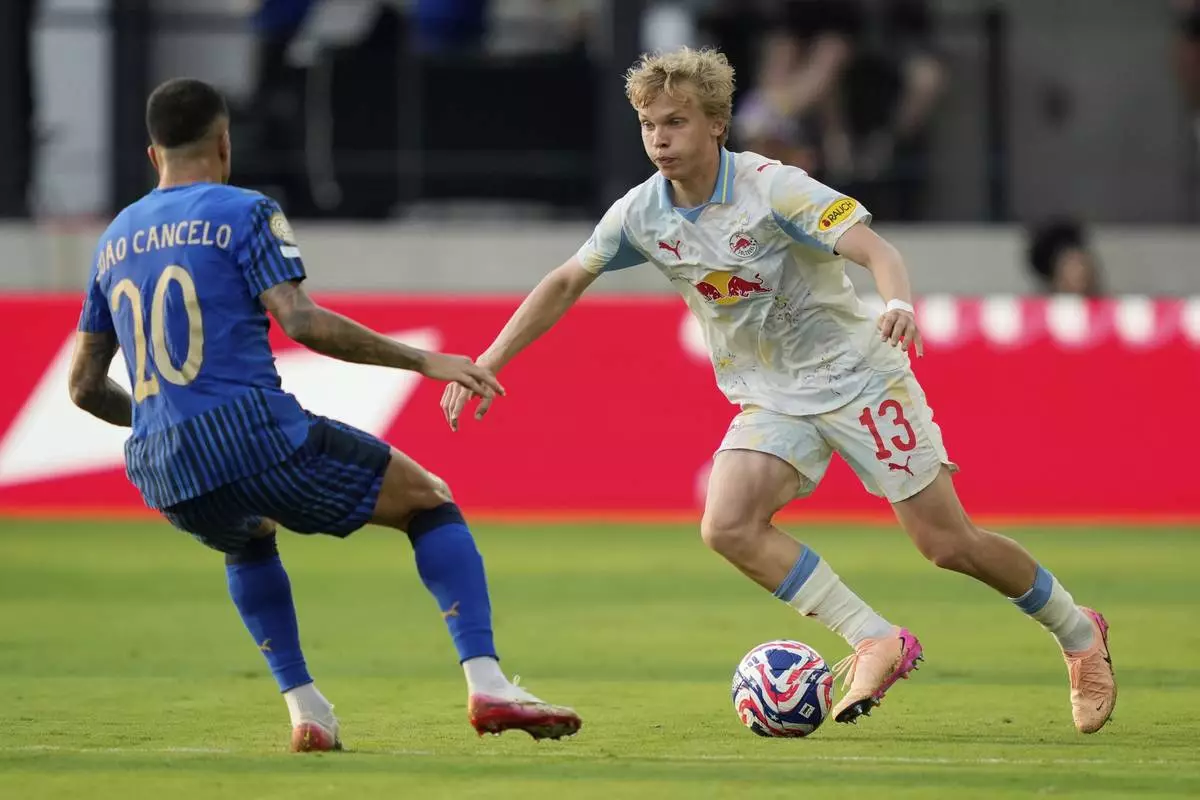 Joao Cancelo trying to stop Salzburg player
