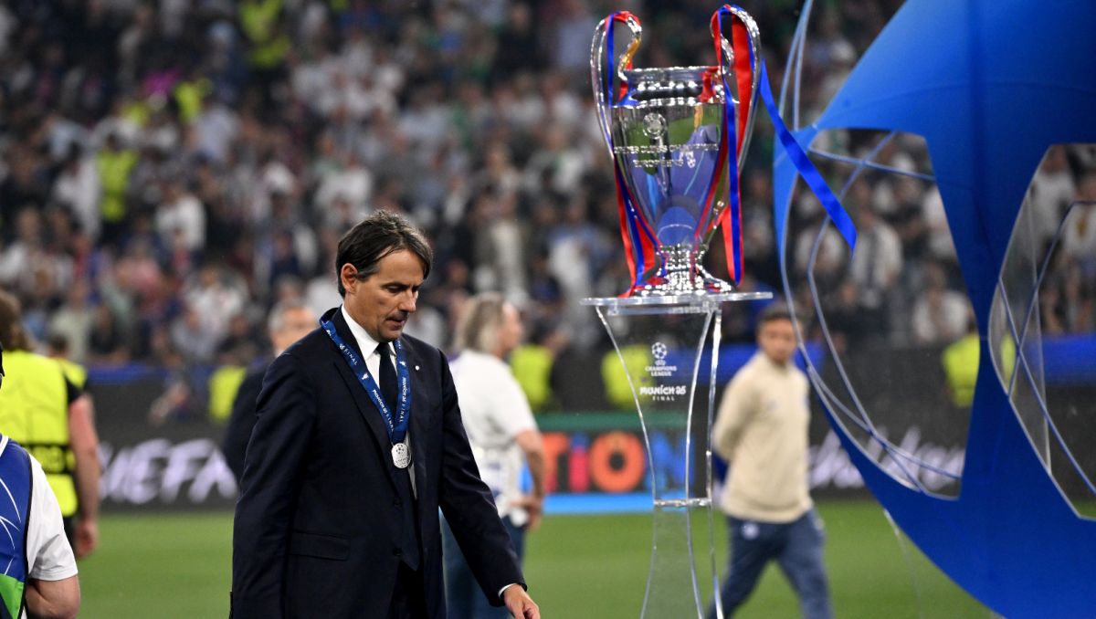 Simone Inzaghi passing by the Champions League trophy after losing in the final to PSG