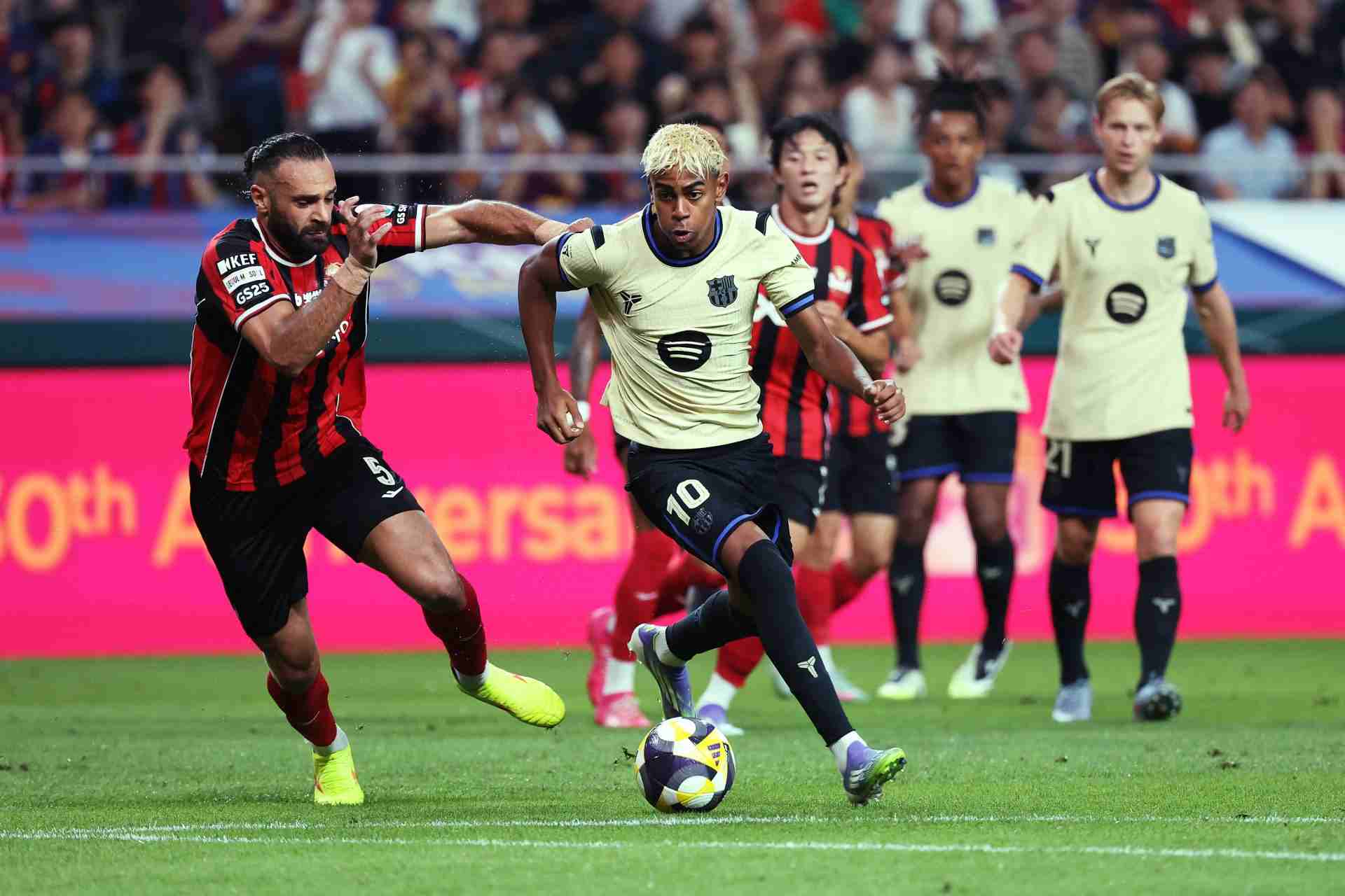 Lamine Yamal dribbling past FC Seoul player