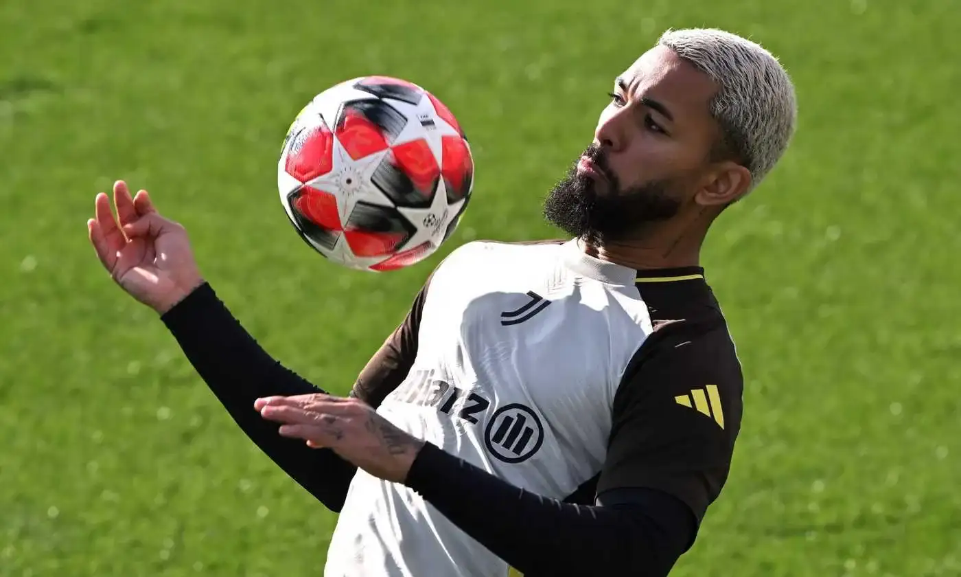 Douglas Luiz warming up with the ball