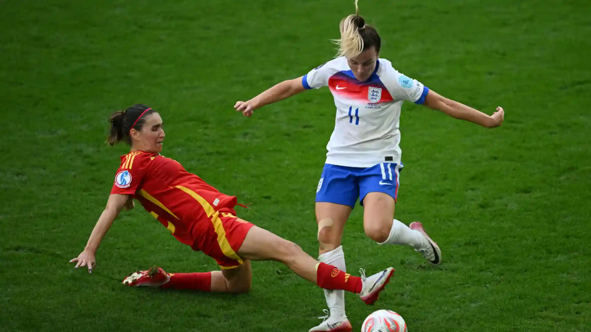 Mariona Caldentey fouls an Lauren Hemp during the Women Euro 2025 final