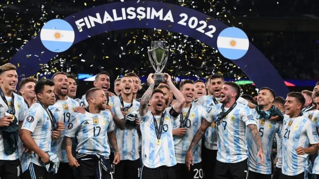 Leo Messi and Argentina lifting the Finalissima trophy in 2022