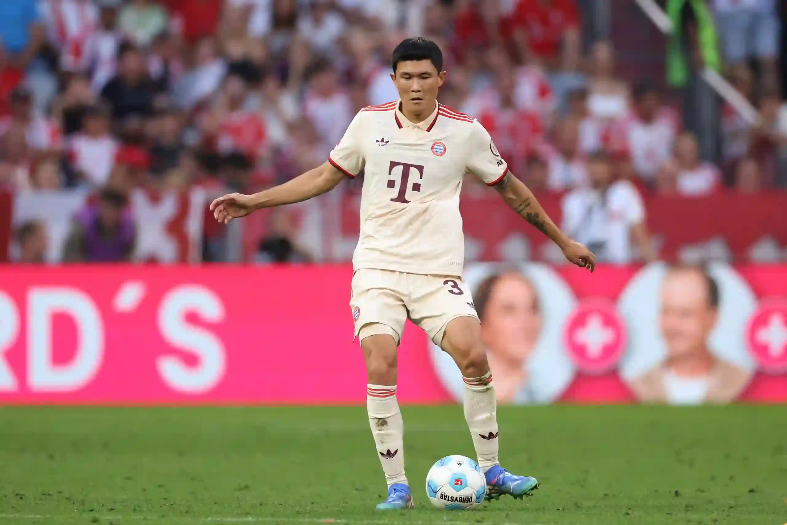 Bayern Munich defender Kim Min-jae passing the ball